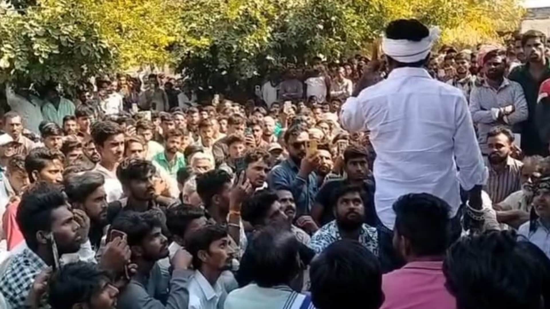 युवक की संदिग्ध मौत पर बवाल, धरना जारी