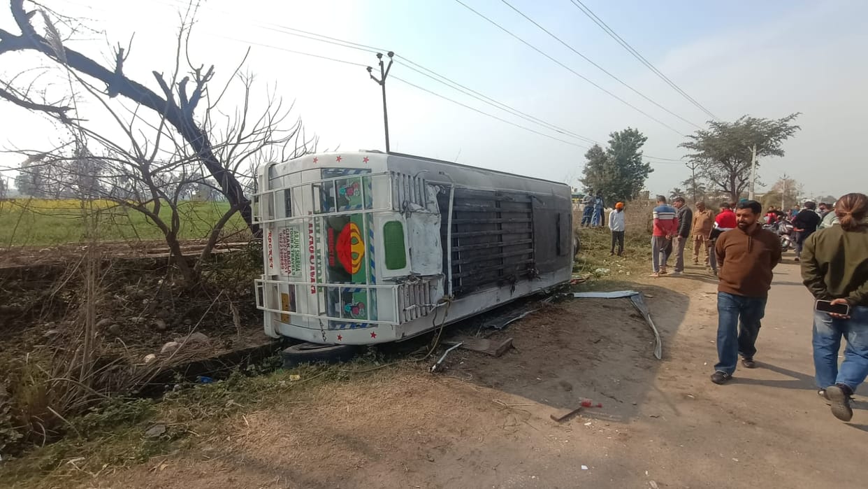 Mini bus overturns in Ramgarh, three seriously injured