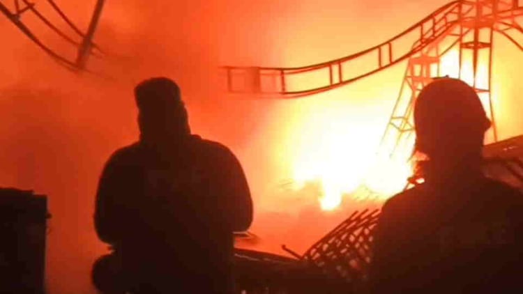 Dehradun: सुभाष नगर में टेंट व शामियाने के सामान में लगी भीषण आग, रिहायशी घरों तक पहुंचीं लपटें, मची अफरा तफरी