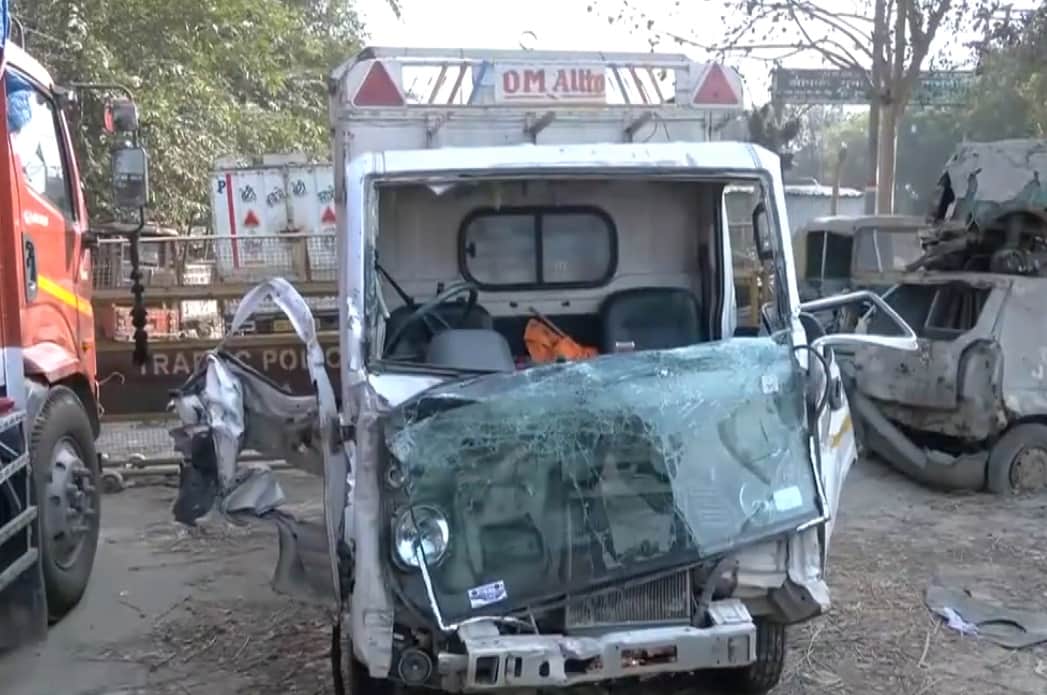 noida sector 58 highway accident two truck drivers dead three injured