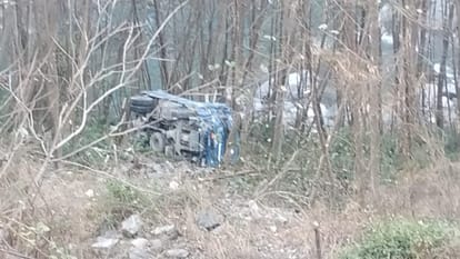 गंगोत्री हाईवे पर खाई में गिरा बीआरओ का ट्रक,