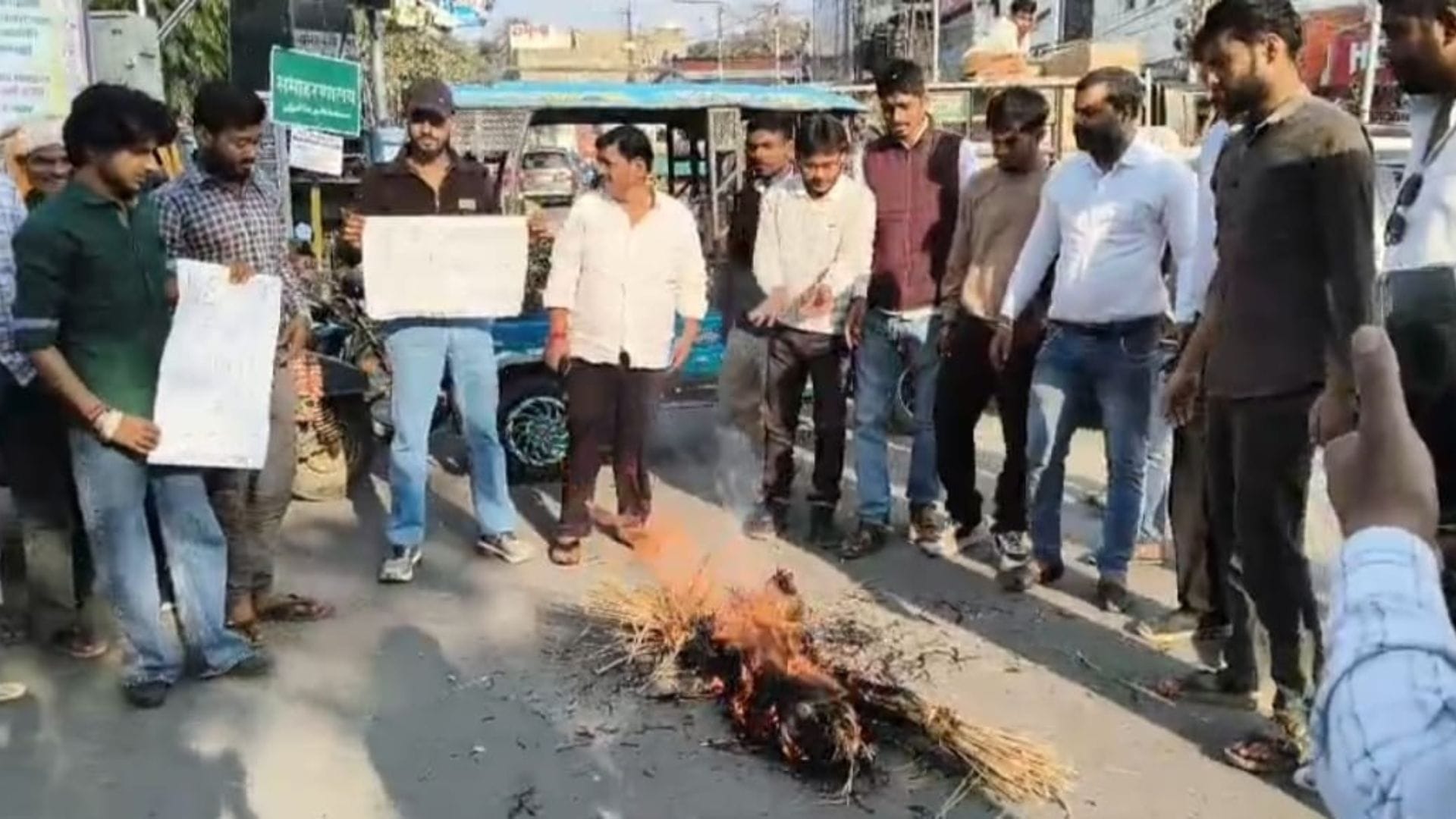 विरोध प्रदर्शन करते कार्यकर्ता