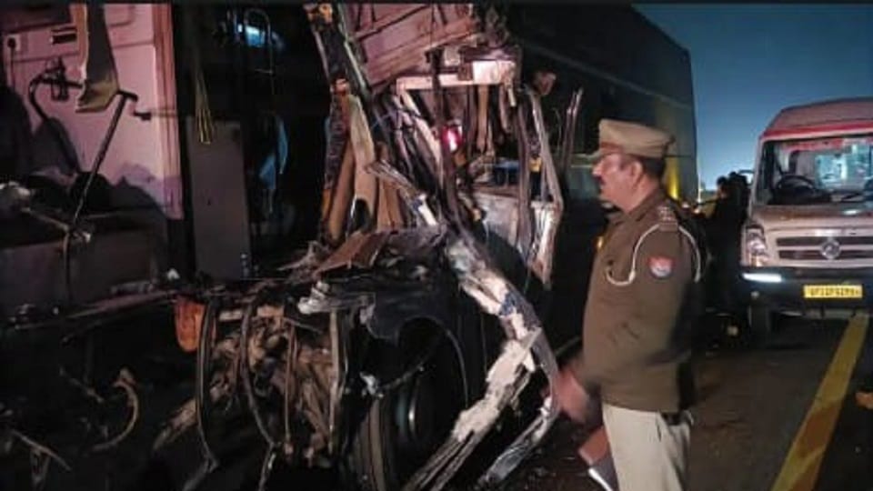 Driver’s Nap Turns Dangerous: Sleeper Bus Crashes on Agra-Lucknow Expressway, 8 Injured