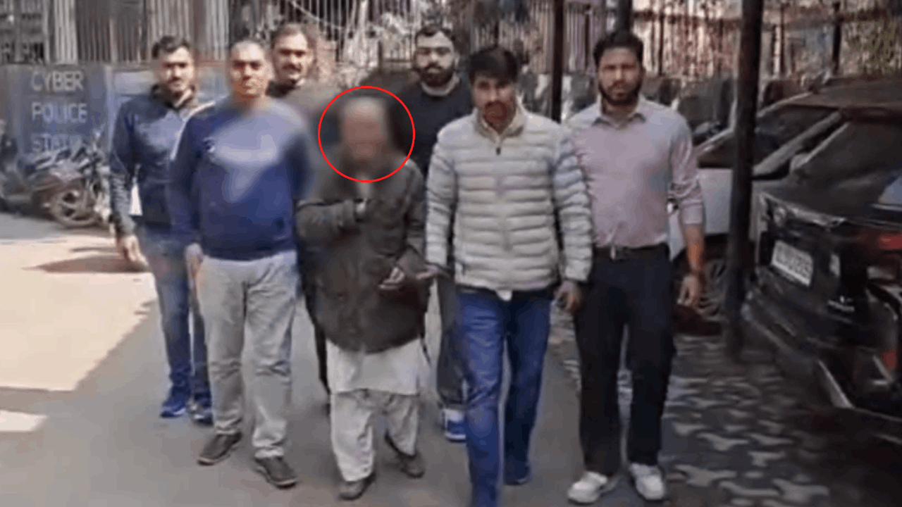 Delhi Police brought Delhi triple murder accused Kamaruddin to Firozabad searched his house