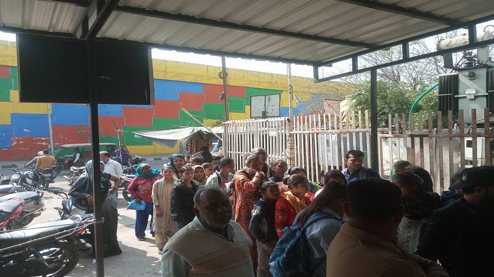 Queue for Aadhar card amendment: Line from morning to evening at Khandari center
