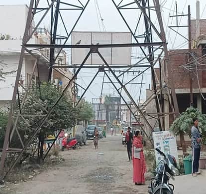 Bhoapl News: After the 90-degree bridge, there's chaos on Tower Road, with the road passing under a high-tensi