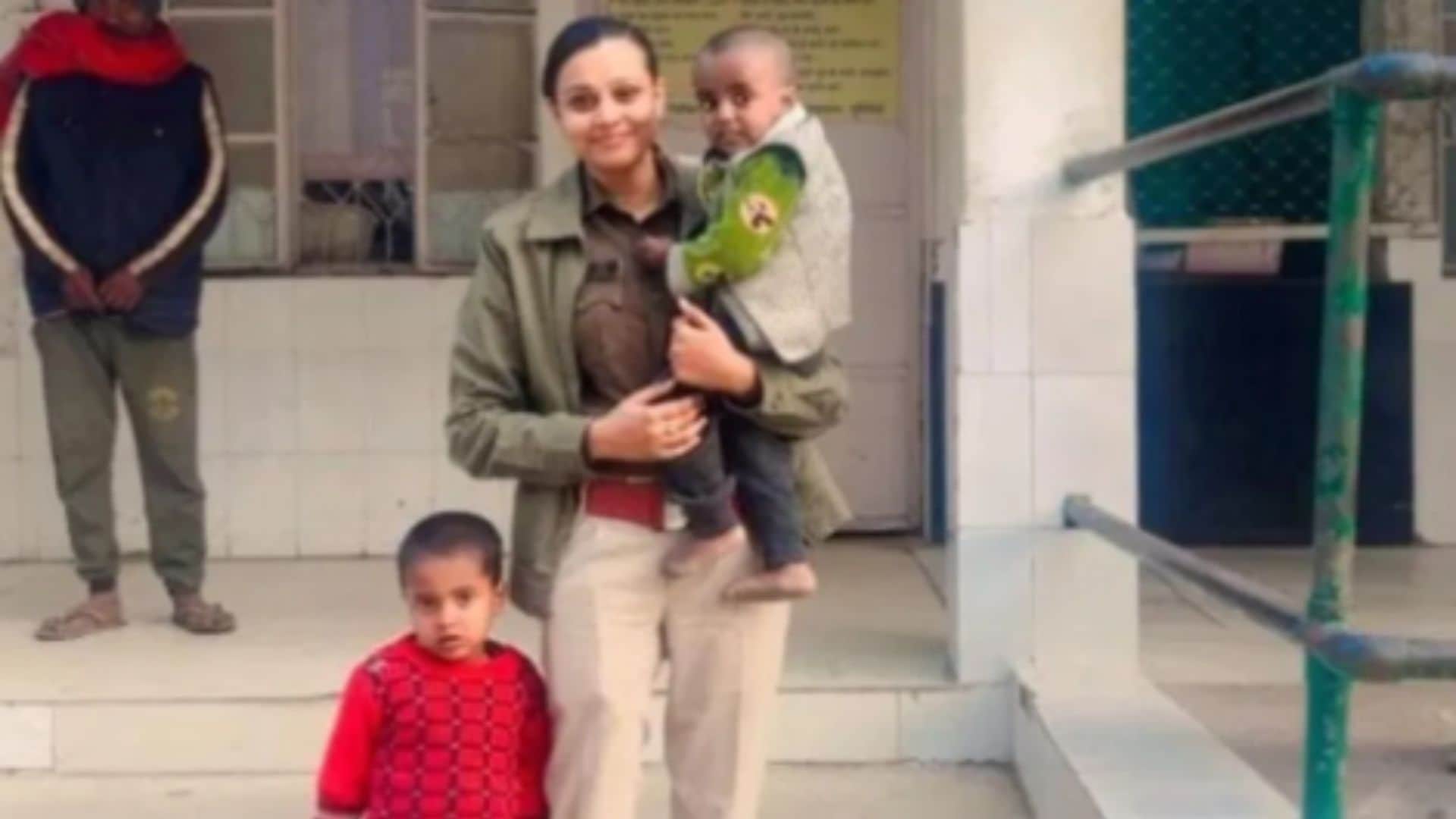 फणीश्वरनाथ गांव टीओपी प्रभारी के गोद में बरामद बच्चा बच्चा से पूछताछ करते पुलिस