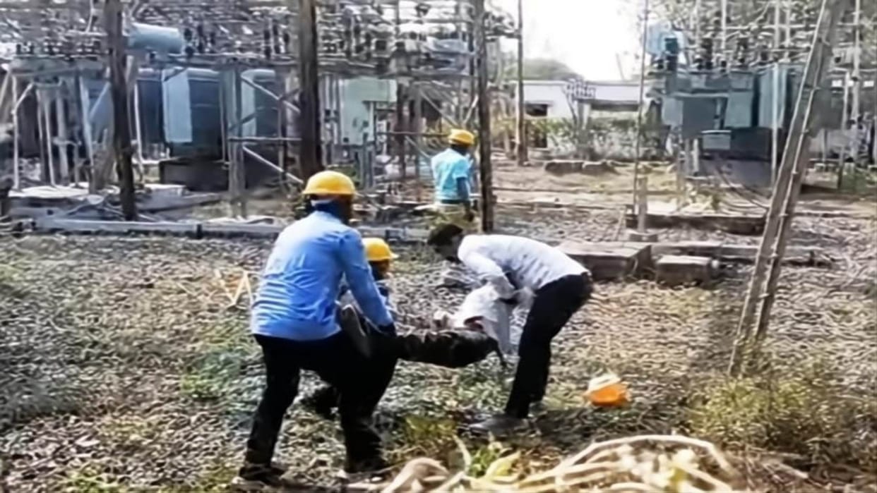 Ujjain News: Outsourced employee burnt by high voltage current in Tarana