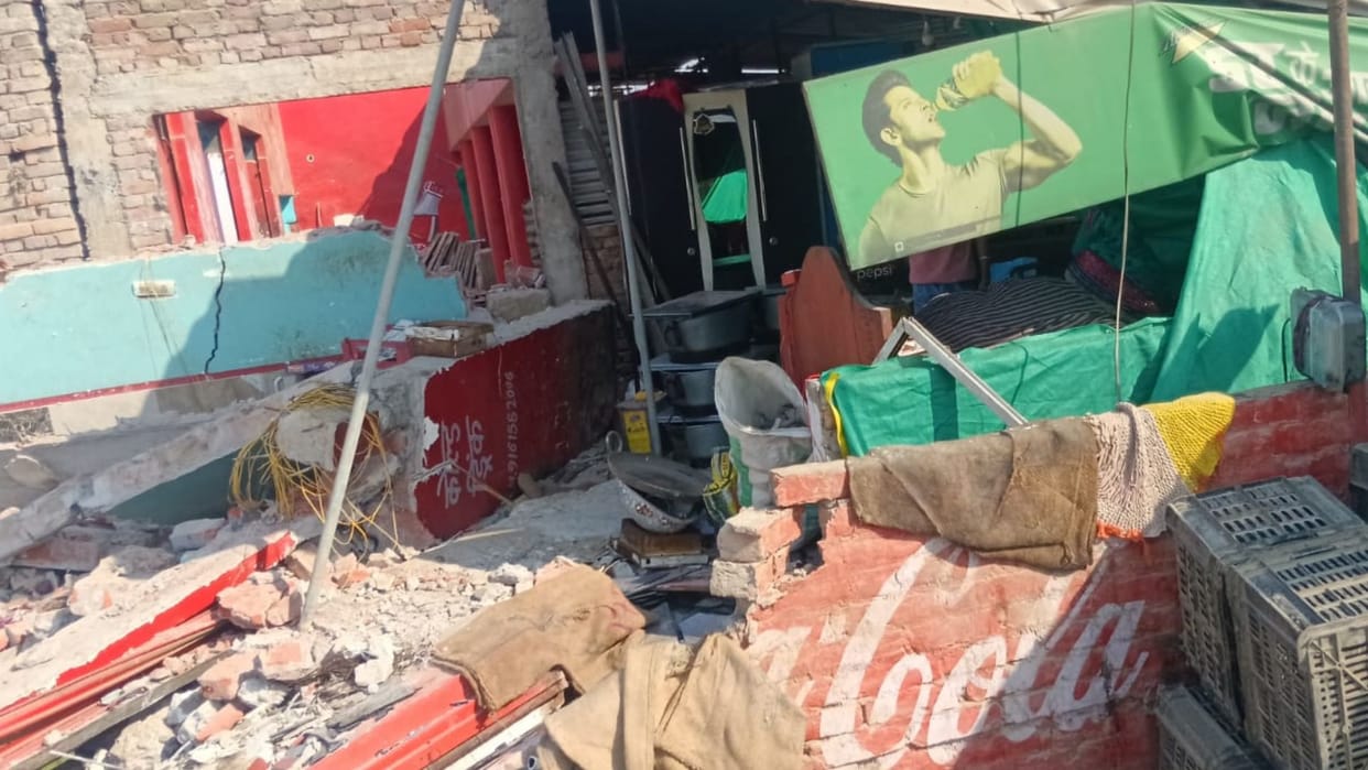 varanasi news of two-storey house collapsed during excavation of Babatpur Airport tunnel