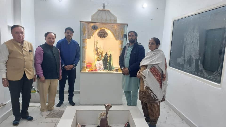 मंदिर में मौजूद सेवादार।