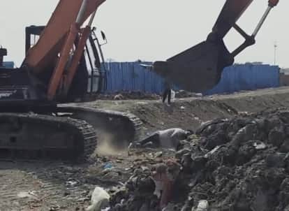 Indore: When the Metro project engineer stopped the Poklane driver, he tried to crush him with his claws.