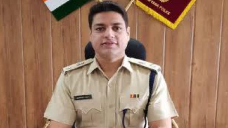 रोहतक एसपी का बड़ा एक्शन:शराब नष्ट न करने पर तीन पुलिस कर्मचारी सस्पेंड, थाना  इंचार्ज लाइन हाजिर - Three Police Officers Suspended For Not Destroying  Liquor In Rohtak - Amar ...
