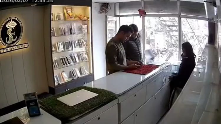 खाकी पर दाग: मोबाइल चोरी के आरोपी दो पुलिसकर्मी निलंबित, सीसीटीवी फुटेज में कैद हुई थी करतूत