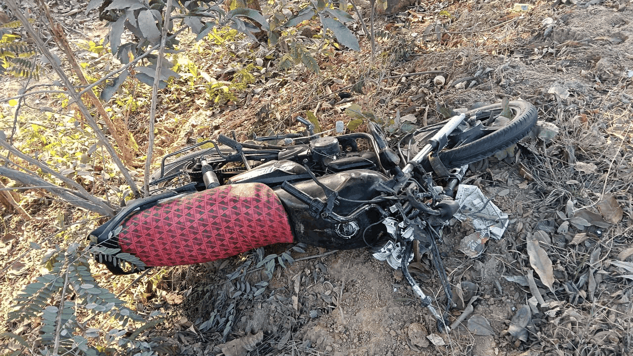 young man died painful death due to his bike hitting electric pole in Raigarh