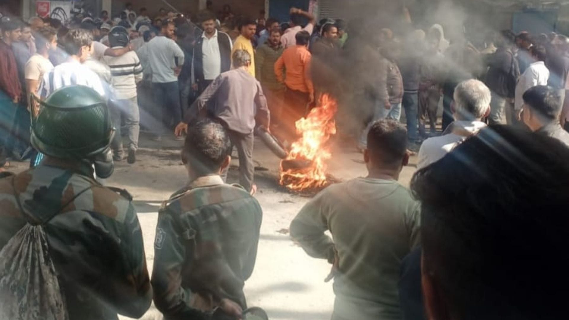 टायर जलाकर विरोध प्रदर्शन करते लोग