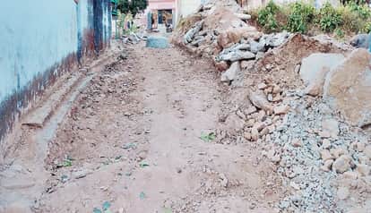 Responsibility falls into the pits, carelessness blows in the dust in haldwani