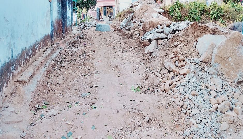 Responsibility falls into the pits, carelessness blows in the dust in haldwani