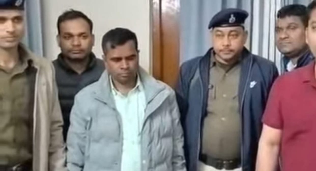 madhubani vigilance team arrests panchayat technical assistant taking bribe in kaluahi bihar