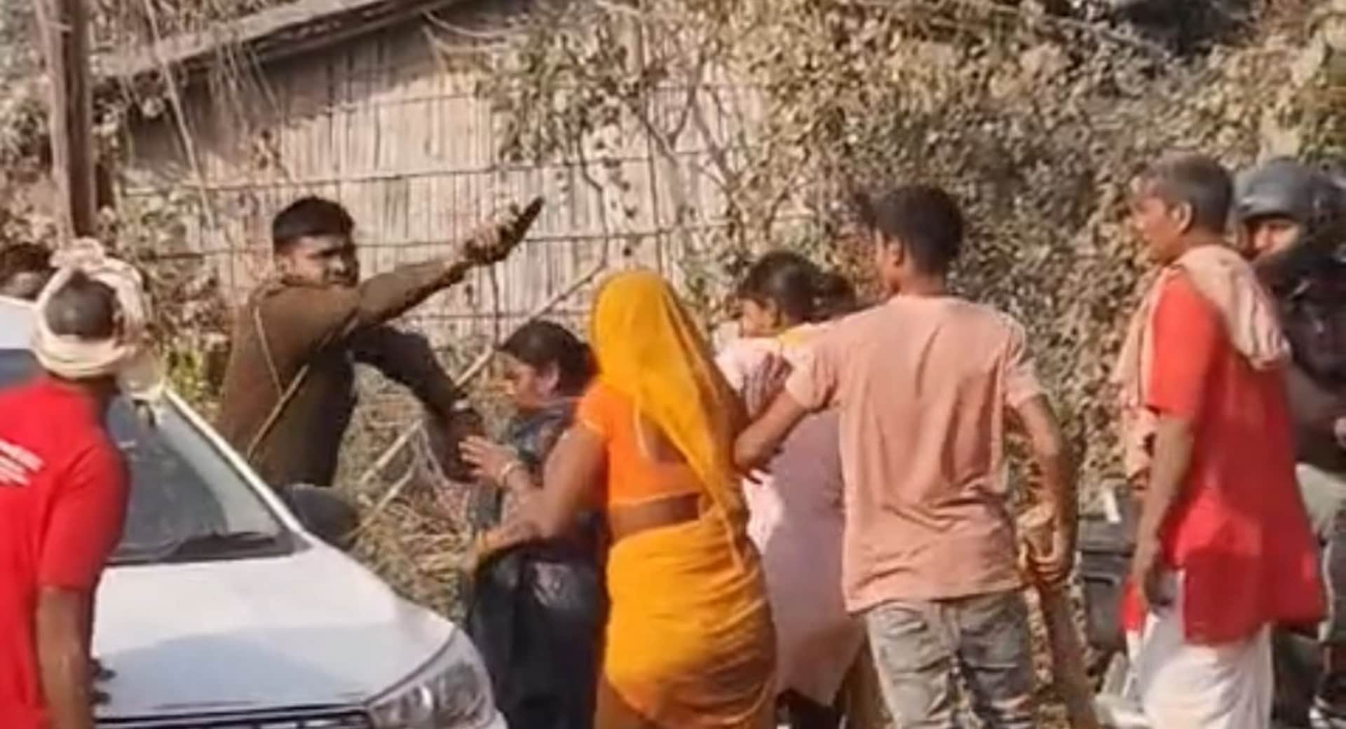 आरोपी पकड़ते समय महिलाओं ने पुलिस वाहन घेरा