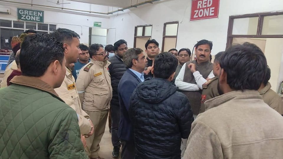 Saharanpur: Ambulance and car collide head-on at bullet speed, one youth dead