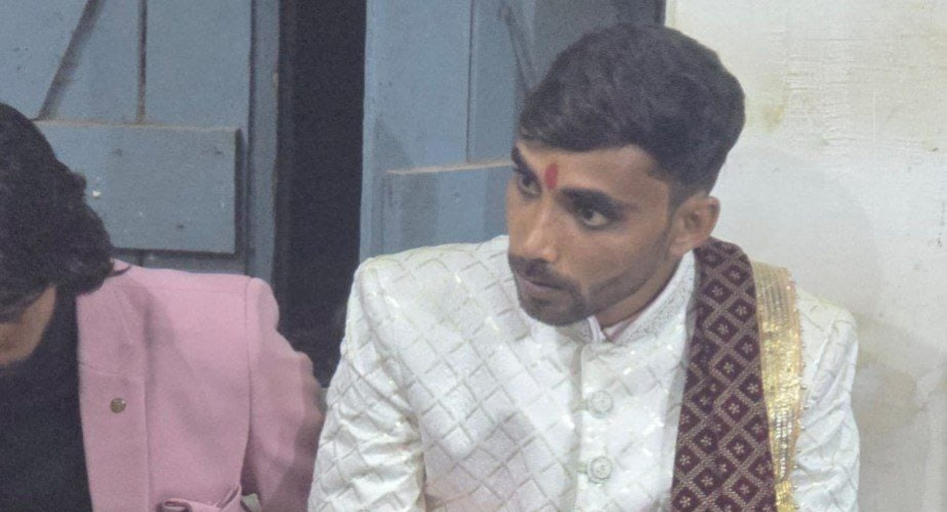 बारातियों के साथ मंदिर पहुंचा युवक