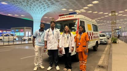 एयरपोर्ट मेडिकल स्टाफ।