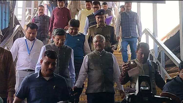 Bihar News: भागलपुर जंक्शन का जीएम ने किया निरीक्षण, प्लेटफॉर्म और पार्किंग में बड़े बदलाव की घोषणा