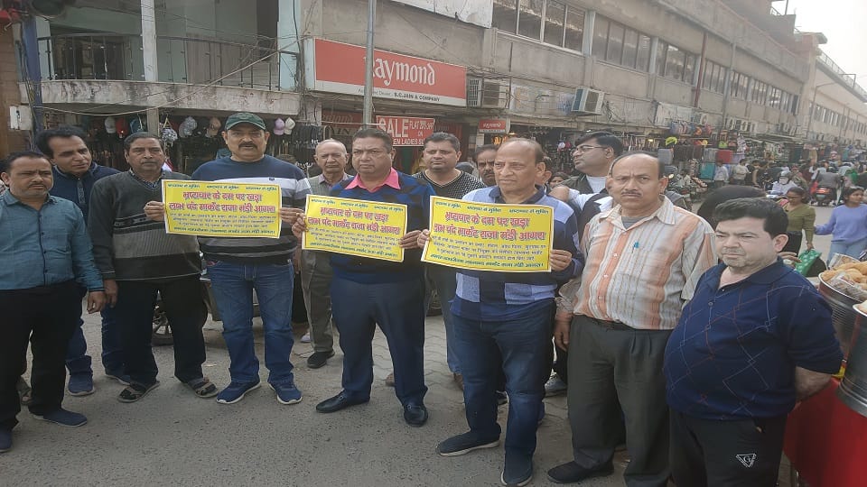 Traders Protest Against Eviction at Raja Mandi’s Labhchand Market
