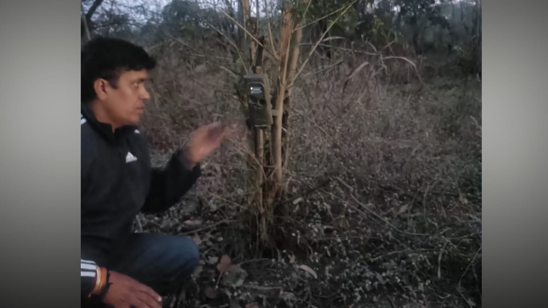 महू आर्मी वॉर कॉलेज इलाके में कैमरे की जांच करते वन विभाग के अधिकारी