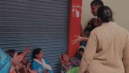 Lucknow: Bank of Baroda branch locked, account holders protest for their deposits; irregularities in transacti