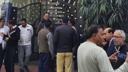 Retired sub inspector suicide with his wife couple bodies were hanging from fan blade In meerut