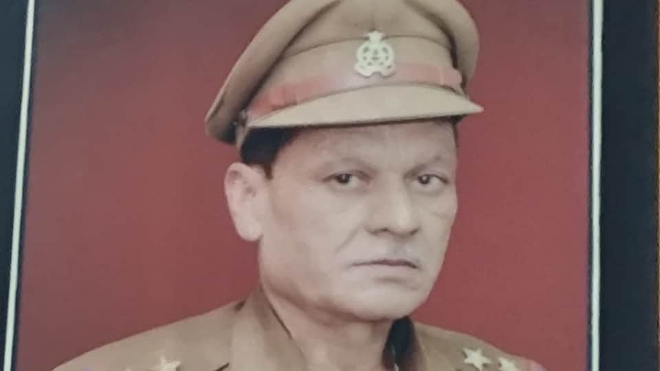 Retired sub inspector suicide with his wife couple bodies were hanging from fan blade In meerut