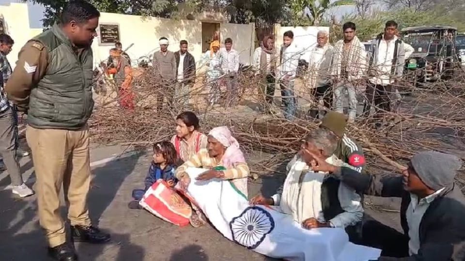 miscreants assaulted family members of a martyr in Mathura