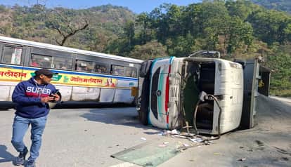A sand-laden dumper overturned on the Tanakpur-Champawat NH, injuring the driver i