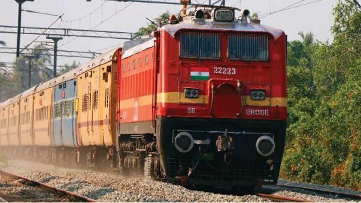 UP News: यूपी पुलिस भर्ती परीक्षा के मद्देनजर 17 ट्रेनों की समय सारिणी में बदलाव, देरी से चलेंगी गाड़ियां
