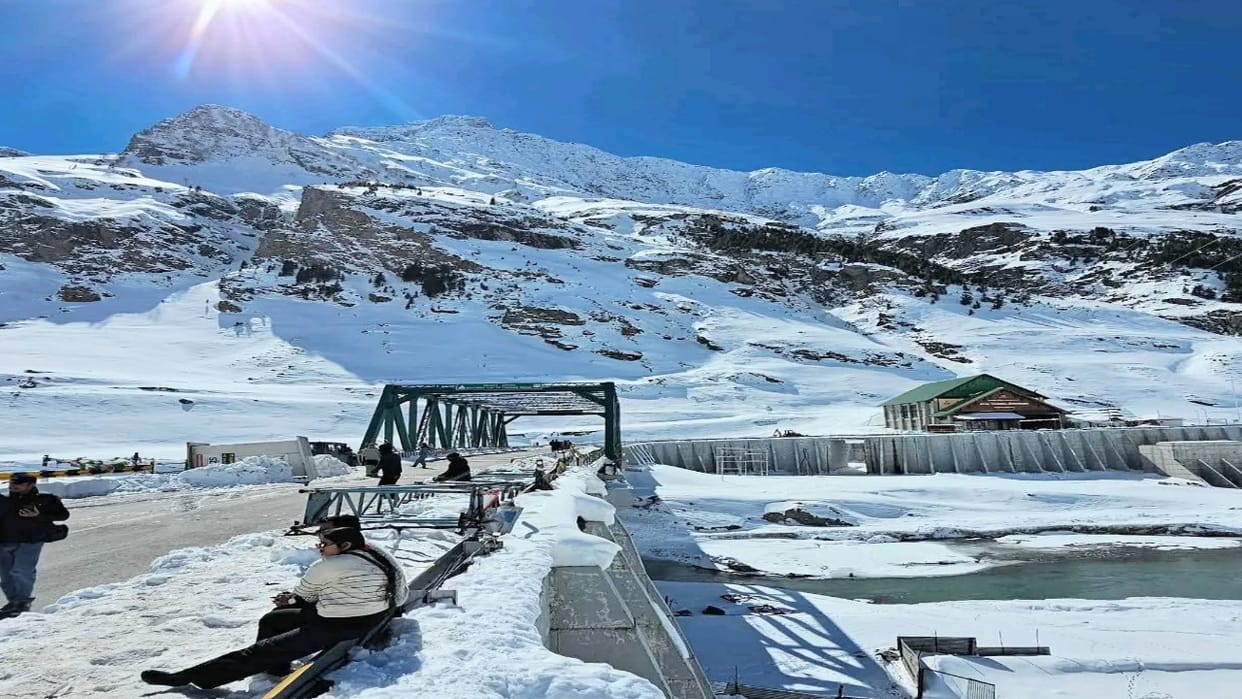 Atal Tunnel Rohtang reopens for all vehicles after 22 days, attracts tourists in snowy valleys
