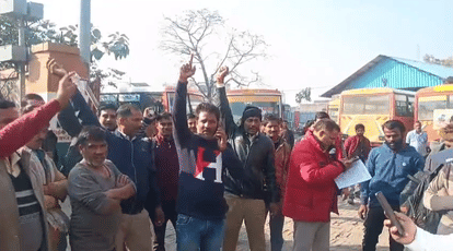 Balrampur: Roadways employees block the road against the arbitrariness of ARM, buses stop running