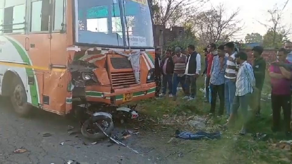 Meerut: Two brothers of Ashiana Colony going to Mawana were crushed by a roadways bus, died on the spot
