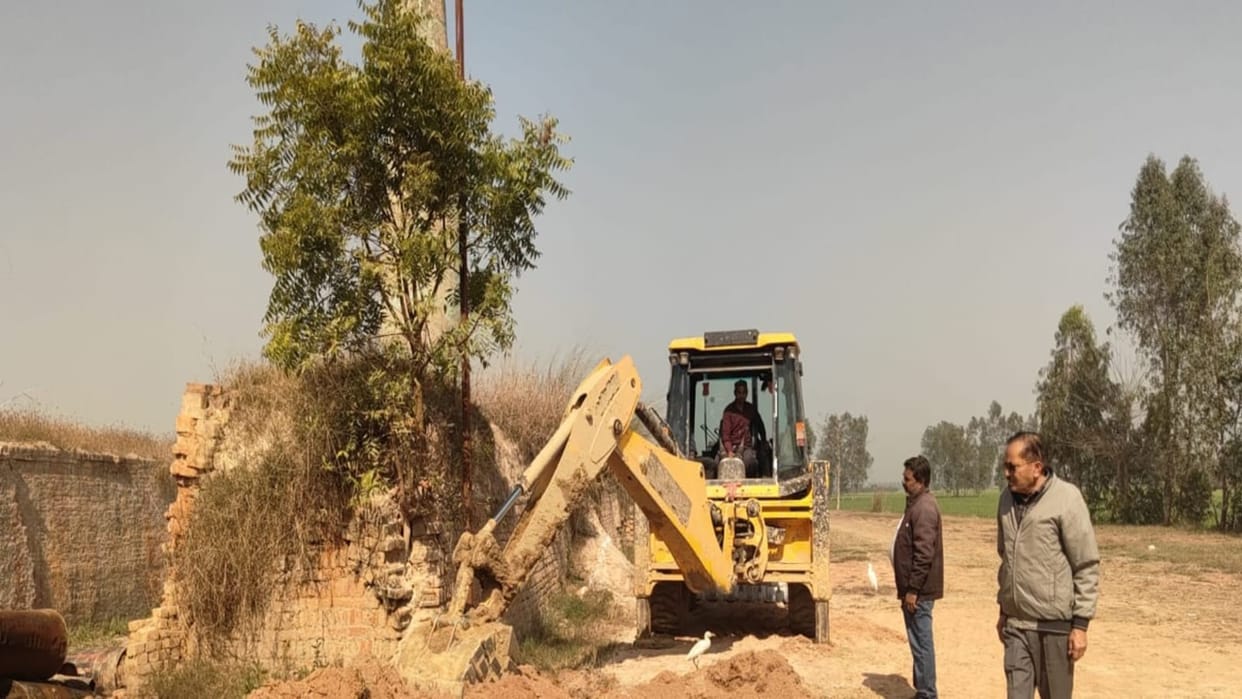 Bulldozers run on illegal constructions and colonies in Pilibhit