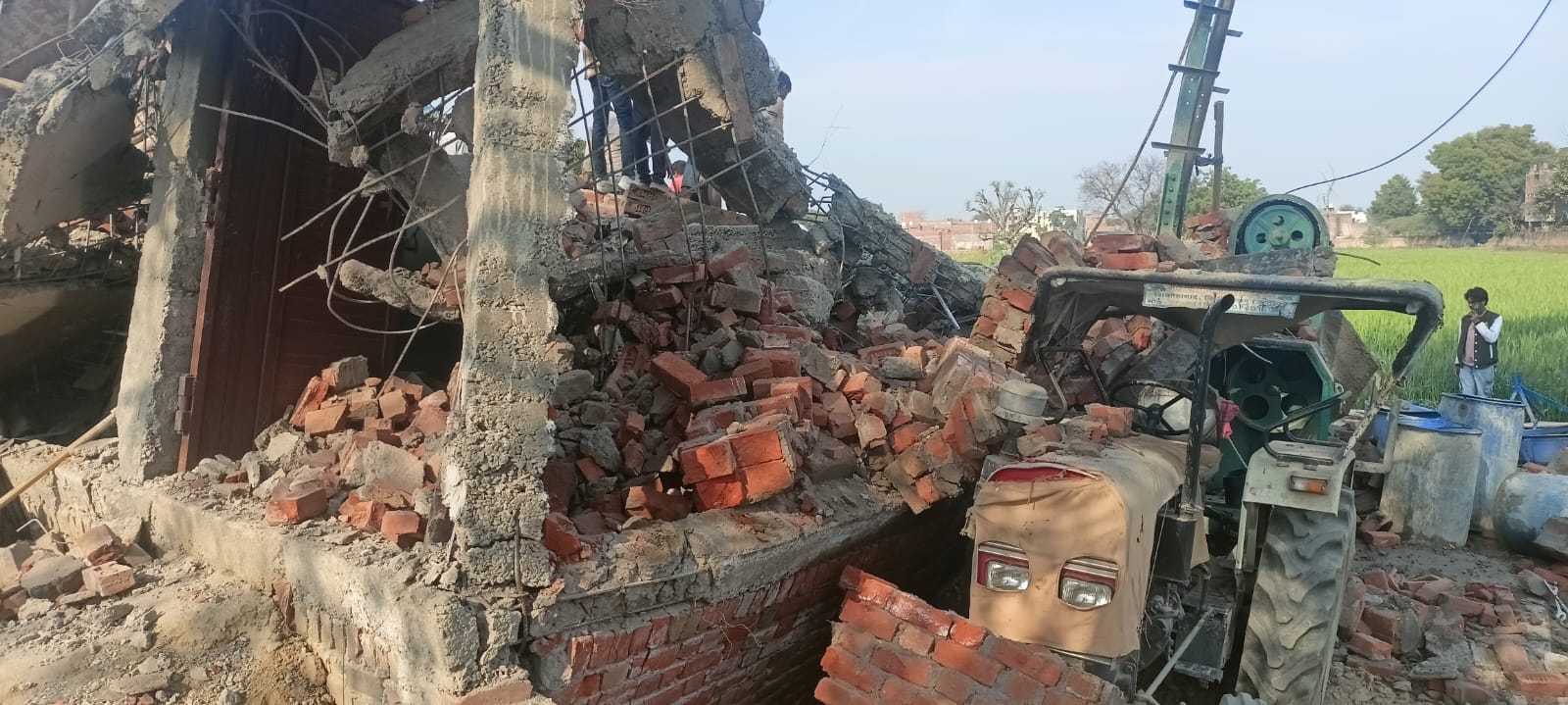 lintel under construction collapsed in Firozabad girl died and 13 people injured