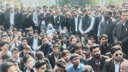 Farooq murder case: Lawyers outraged over the murder of a colleague in Rampur; SP removes SHO