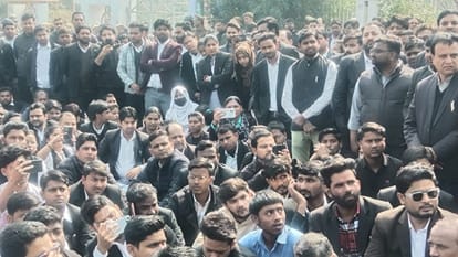 Farooq murder case: Lawyers outraged over the murder of a colleague in Rampur; SP removes SHO