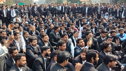 Farooq murder case: Lawyers outraged over the murder of a colleague in Rampur; SP removes SHO