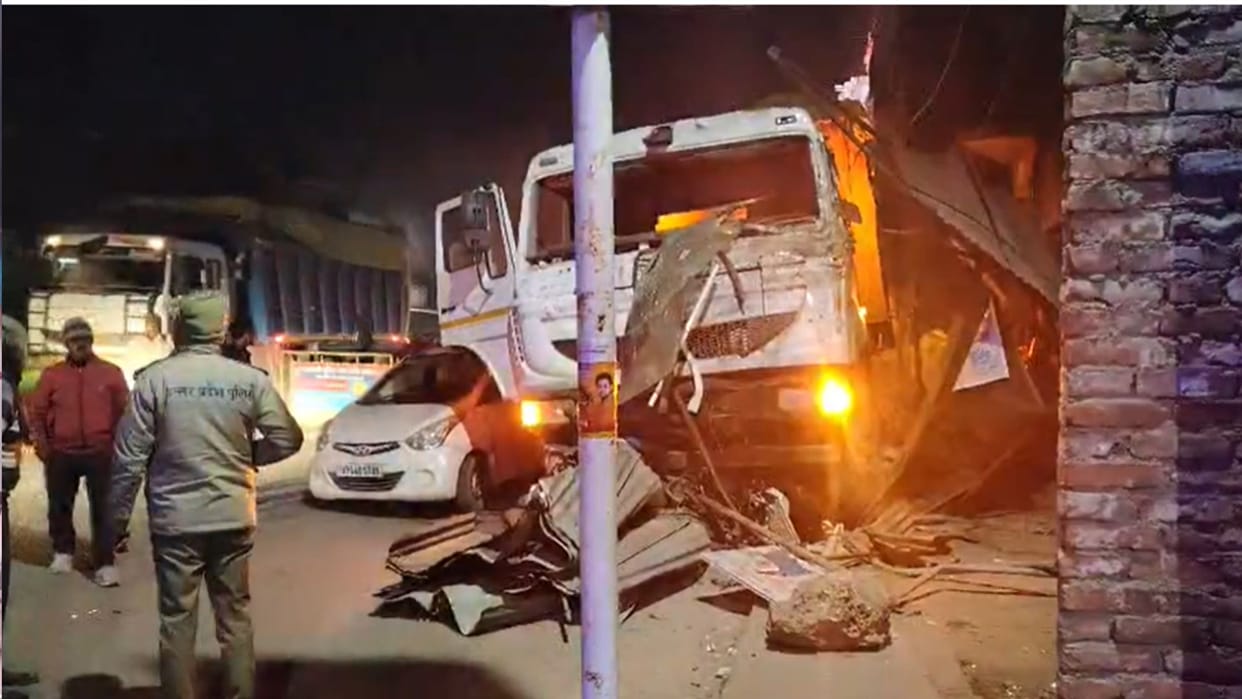 Three sheds and five vehicles damaged in trailer collision in sonbhadra