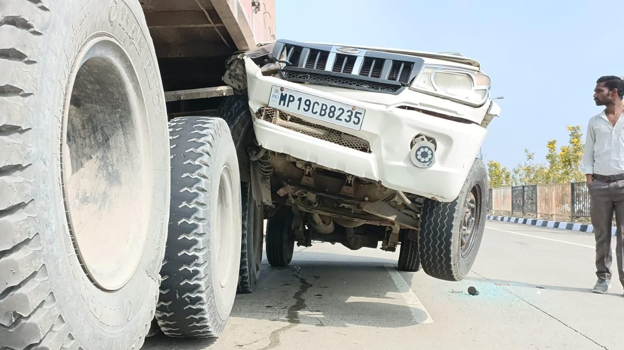 Major accident on NH-30 in Maihar Bolero rams into trailer from behind 6 devotees injured in Maihar