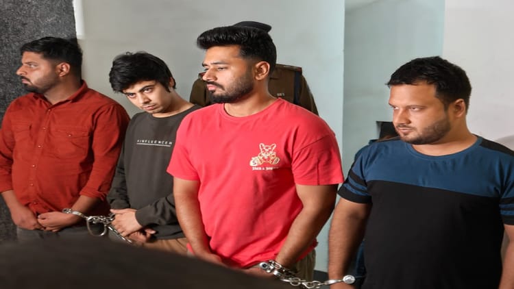 रायपुर में 'सट्टा साम्राज्य' ध्वस्त: 17 लाख कैश के साथ ऑनलाइन बेटिंग गैंग बेनकाब, चार आरोपी गिरफ्तार