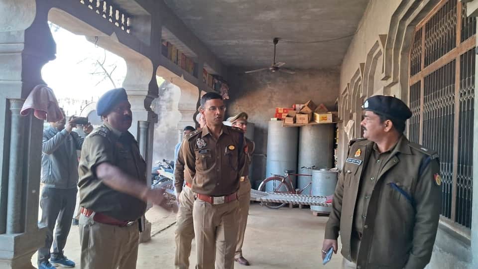 UP: Robbery of Rs 40 lakh by taking family hostage in Meerut, elderly woman beaten