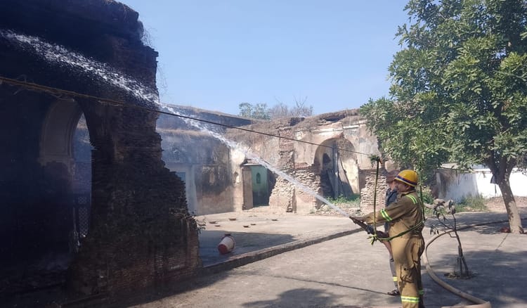 UP: पहले कब्र तोड़ी और फिर दरगाह में लगाई आग, खुलासे के लिए तीन टीमें गठित, संदिग्धों को हिरासत में लेकर पूछताछ