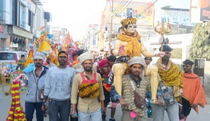 With the chants of Har Har Mahadev, Kanwariyas started arriving with Ganga water from Haridwar