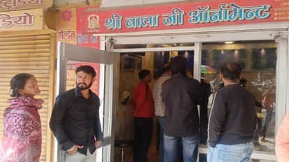 20 kg silver and 100 grams gold stolen after breaking the lock of a jewellery shop